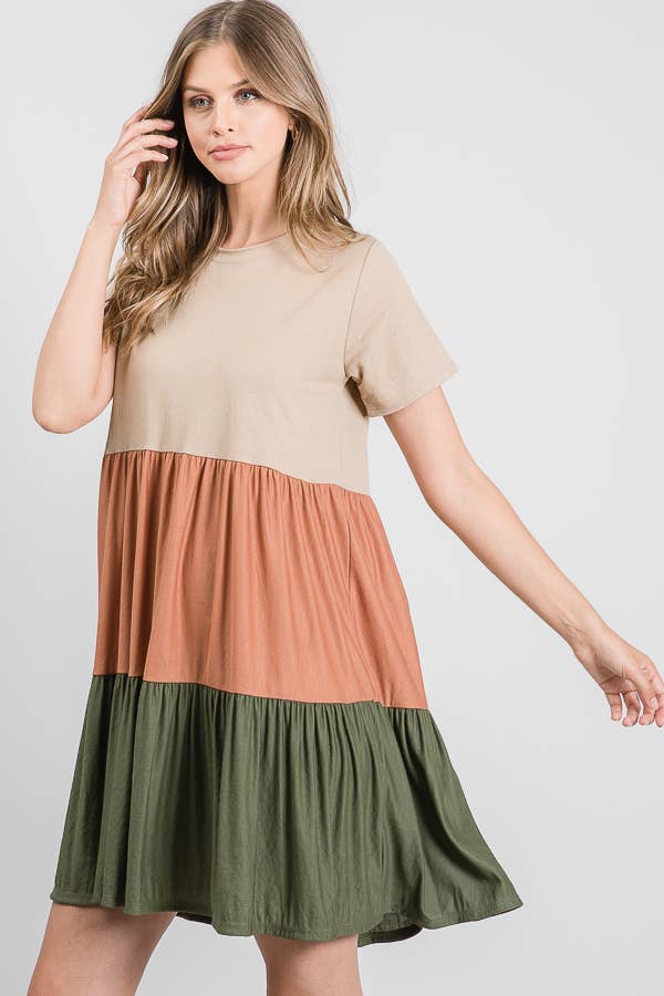 OLIV S/S NIVÅERAD GABI COLORBLOCK KLÄNNING för wholesale på Faire7