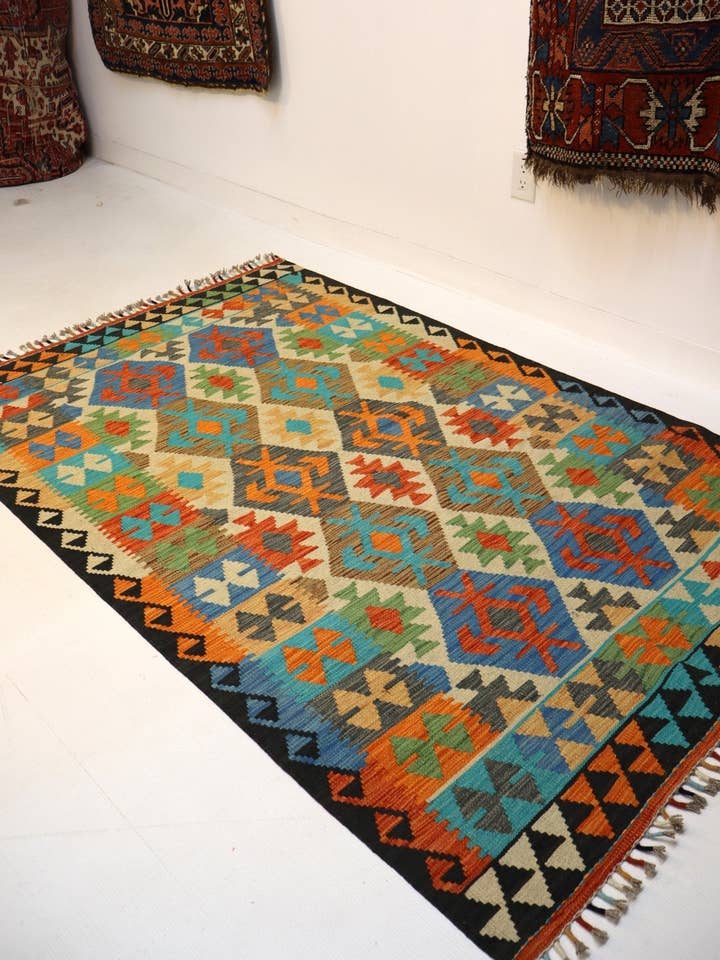 Tapis Kilim Afghan Maimana | 4' 2" x 6' 6" pour la vente par Rug the Rock