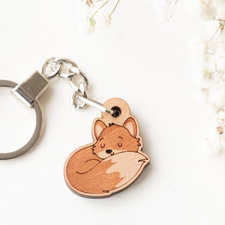 Porte-clés en bois de cerisier Sleeping Fox -KL20012 pour la vente par Robin Valley