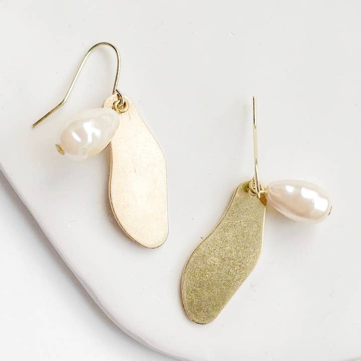 Corolla Pärlor + Mässing Örhänge - Minimal oregelbunden Abstrakt för wholesale av Stil Works Studio