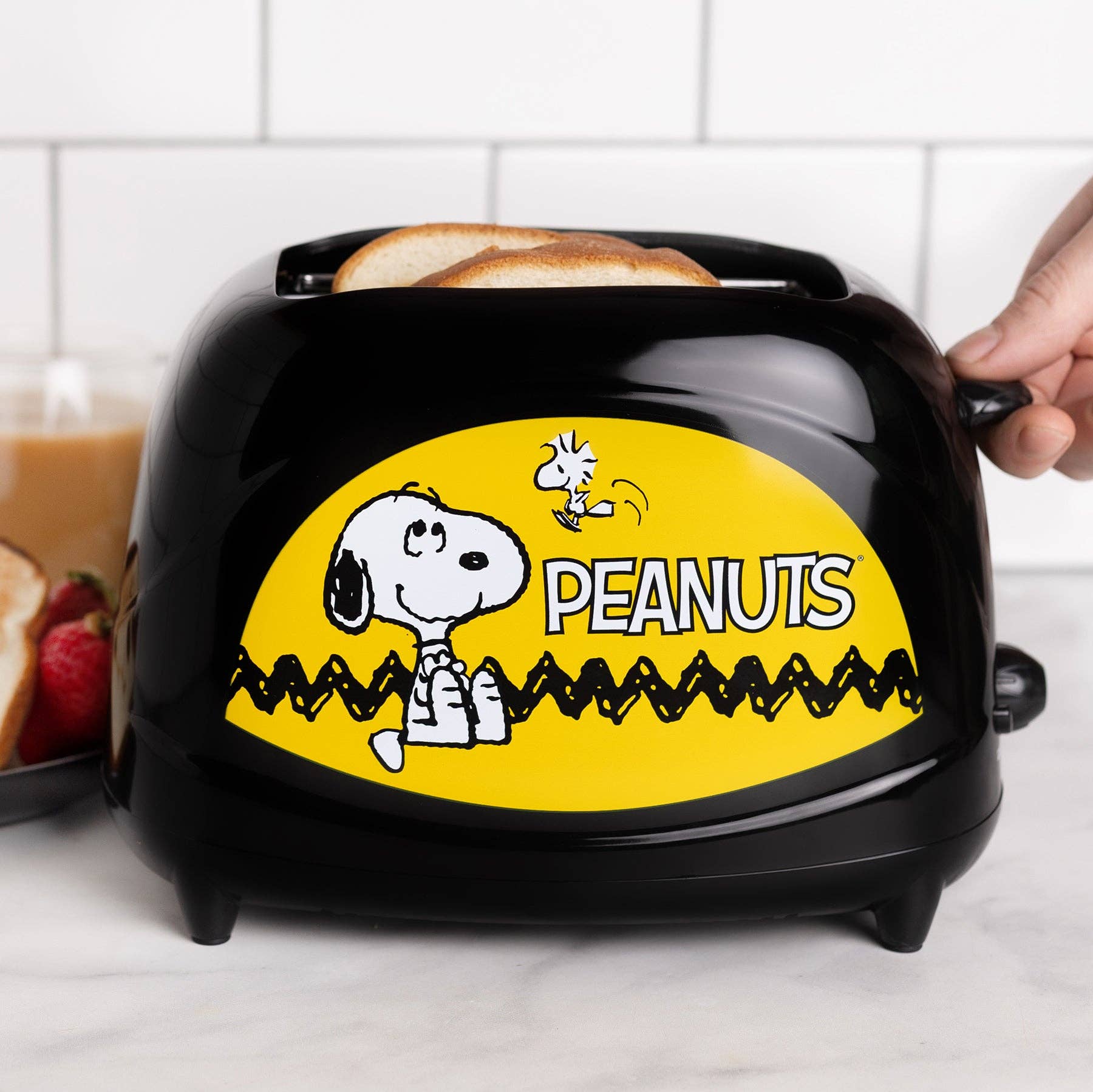 Uncanny Brands - Vente Appareils électroménagers - Grille-pain Peanuts Snoopy d'Uncanny Brands2
