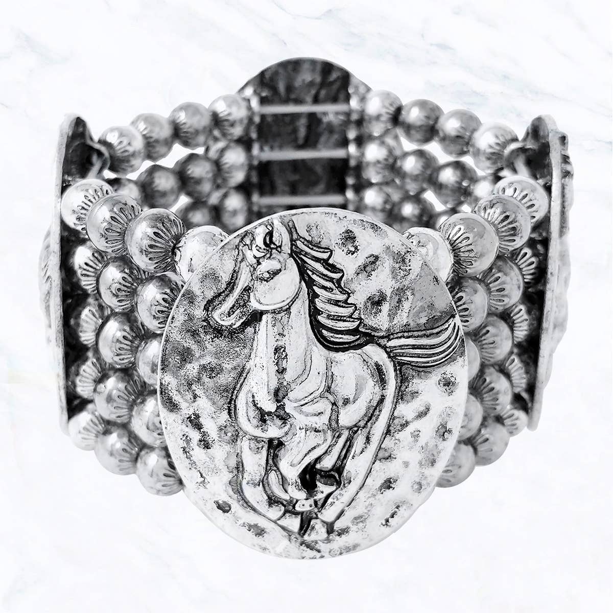 Suzie Q USA - Vendita all'ingrosso Braccialetto con ciondolo/pendente - Piatto ovale martellato con cavallo, bracciale elasticizzato occidentale1