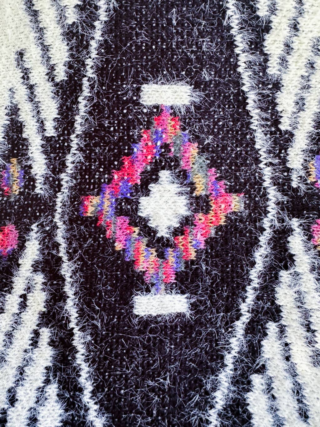 Ivoire Poncho en maille à cils vibrant aztèque avec détail à franges en vente sur Faire7