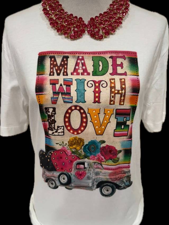 Fabriqué avec amour sur un t-shirt blanc / Saint-Valentin pour la vente par Bling-A-GoGo, LLC