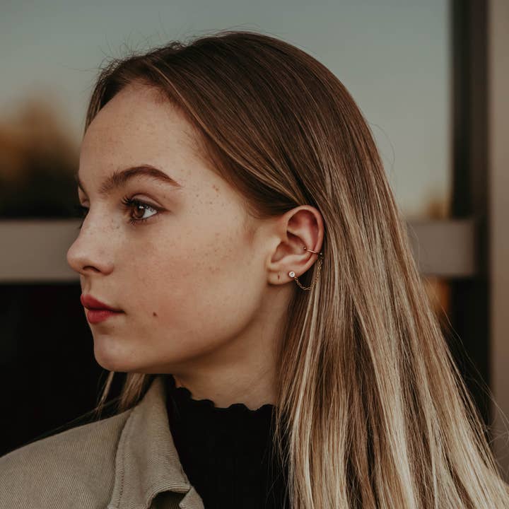 A Worthy Brand – wholesale Earcuff-örhängen – Örhängen med öronmanschettkedja - diamantstift med kedja till manschett