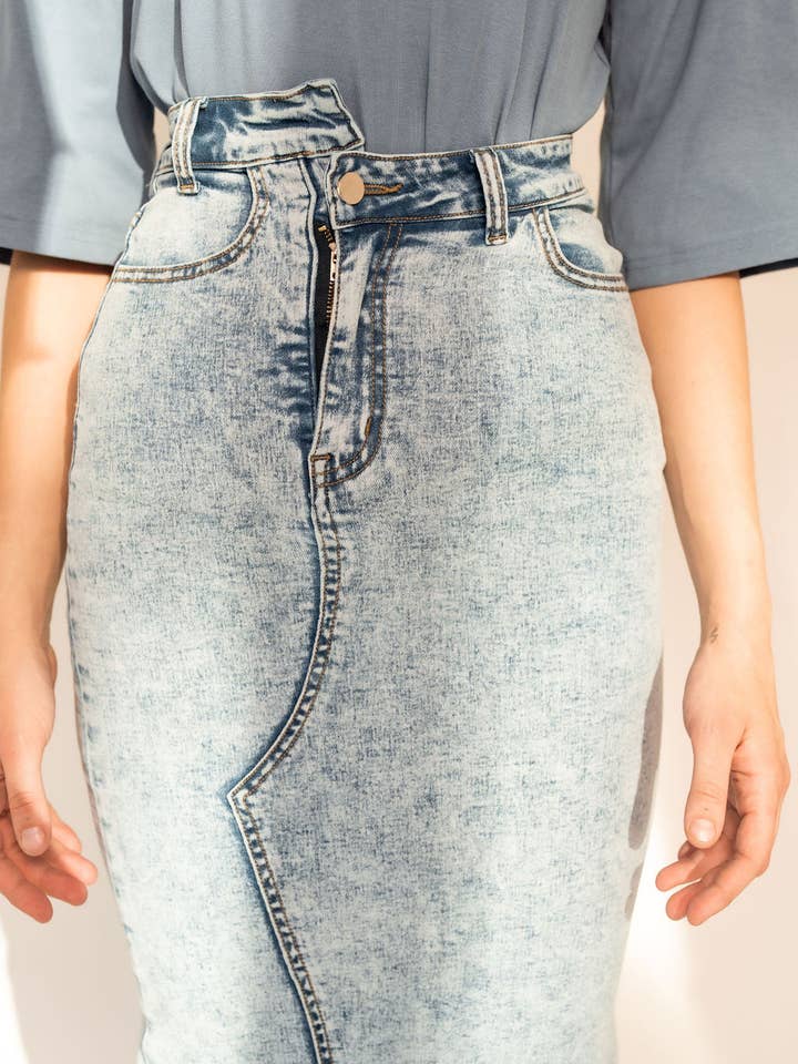 Gonna midi asimmetrica in denim elasticizzato sul davanti per la vendita all'ingrosso da parte di Recollection Brand