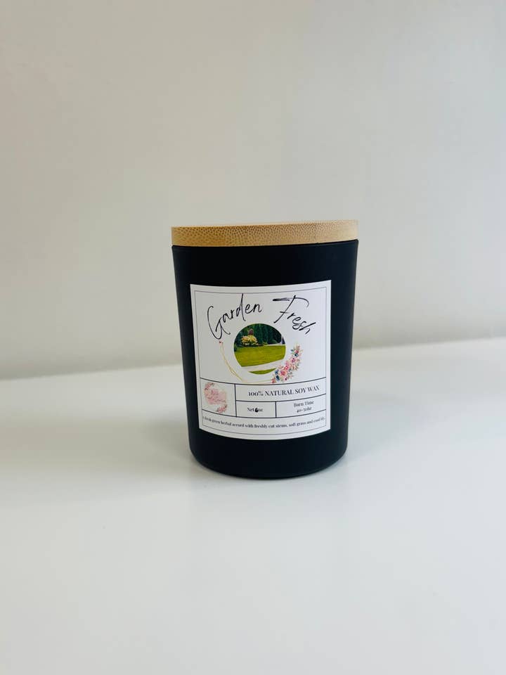 Vela de Soja Fresca de Jardim | Frasco Preto com Tampa de Bambu | Feita à Mão 170g por atacado de wilkscandlecreations