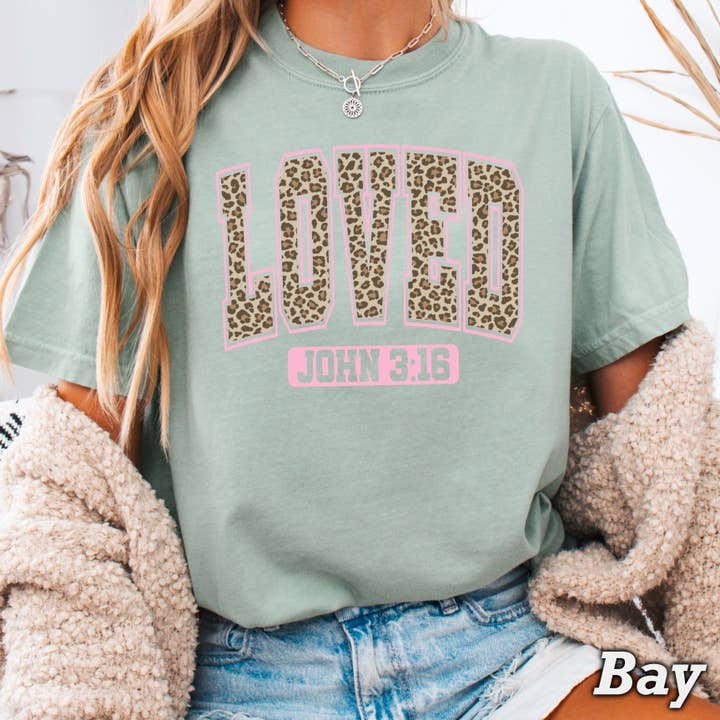 Shoppe SHC - Venta al por mayor Camiseta serigrafiada - Mujer - Camiseta de San Valentín Amada por Leopardo | Comfort Colors18