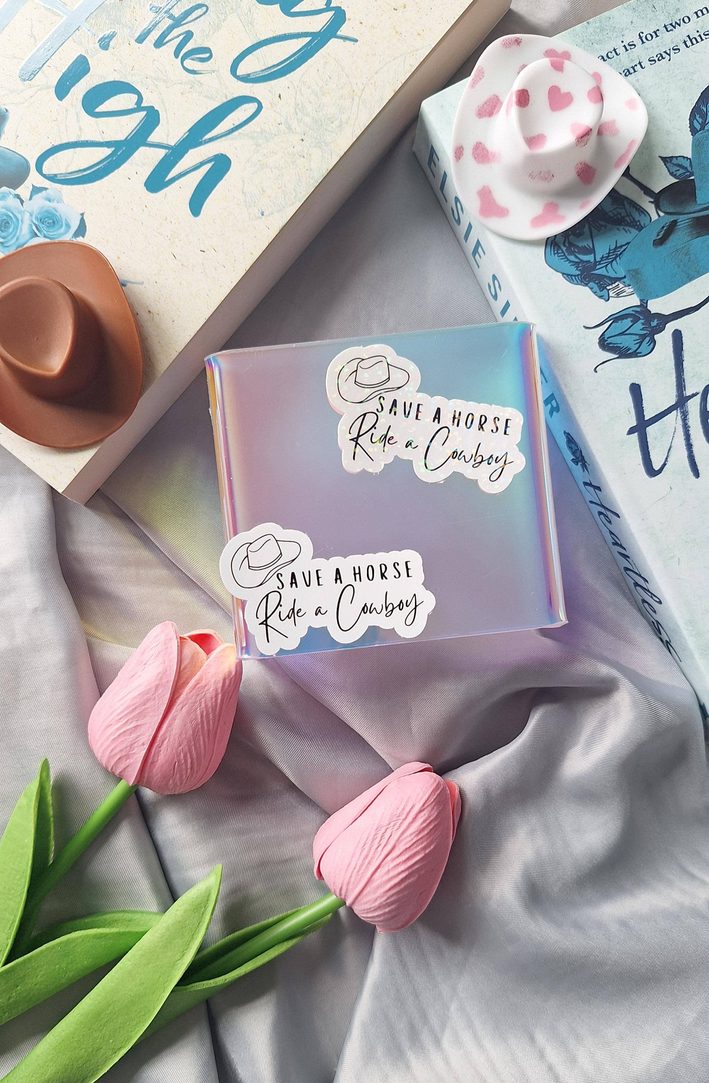 Bookish Club UK - Vendita all'ingrosso Adesivo - Adesivo Salva un cavallo che cavalca un cowboy. Adesivo Kindle/bookish0