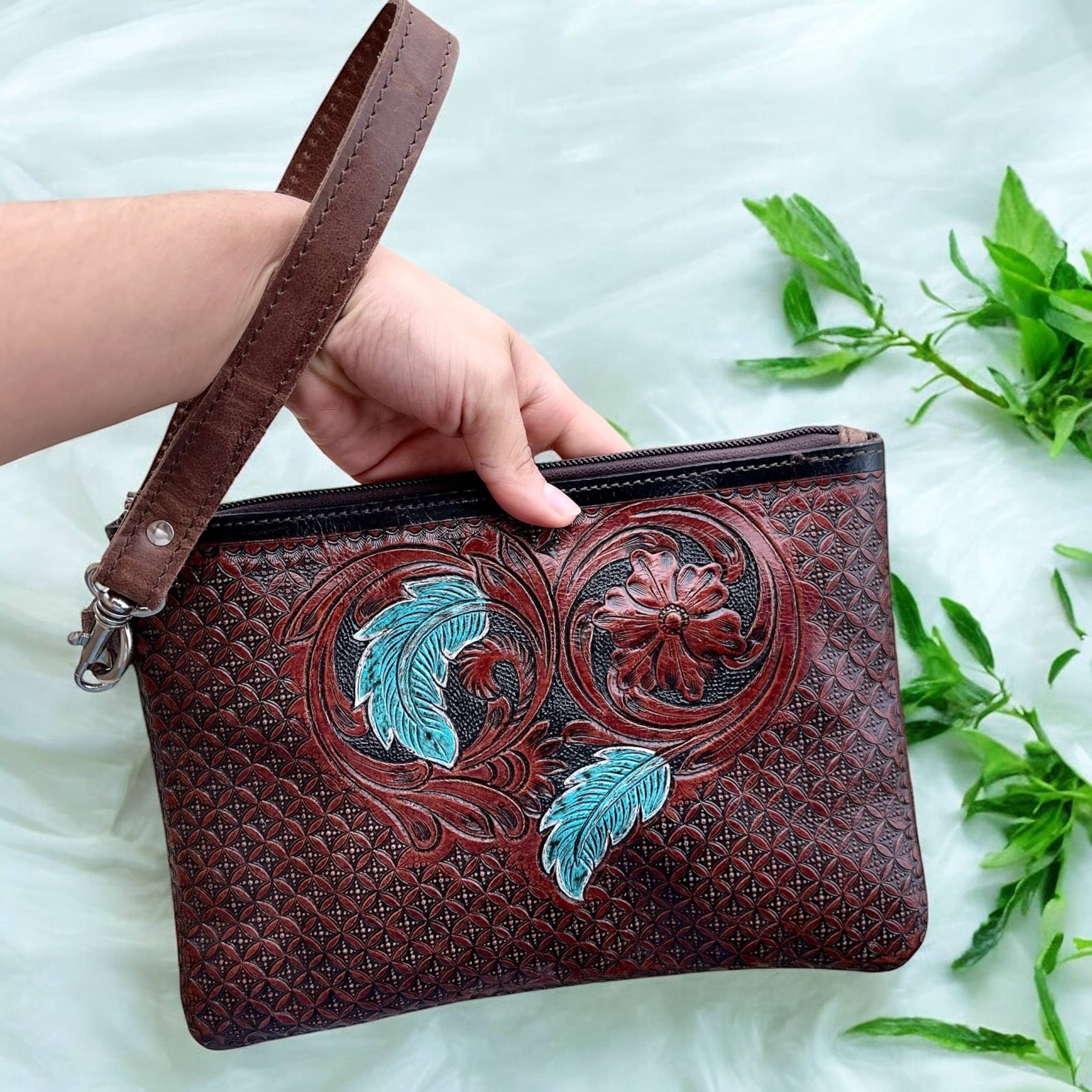 Western Linens – wholesale Armbandsväska – Turkos fjäderverktygad läderhandledsrem0