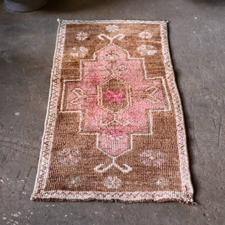Mini-tapis turc vintage Raspberry Bonbon pour la vente par Blue Salvage