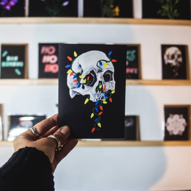 Wayward - Vendita all'ingrosso Biglietti di auguri di Natale - Biglietto natalizio con teschio con luci1