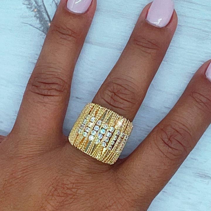 Milie Jewels - Wholesale Ring met meerdere stenen - 18k goud gevulde dikke gouden ring gewikkeld in gouddraad met 8 rijen kubisch