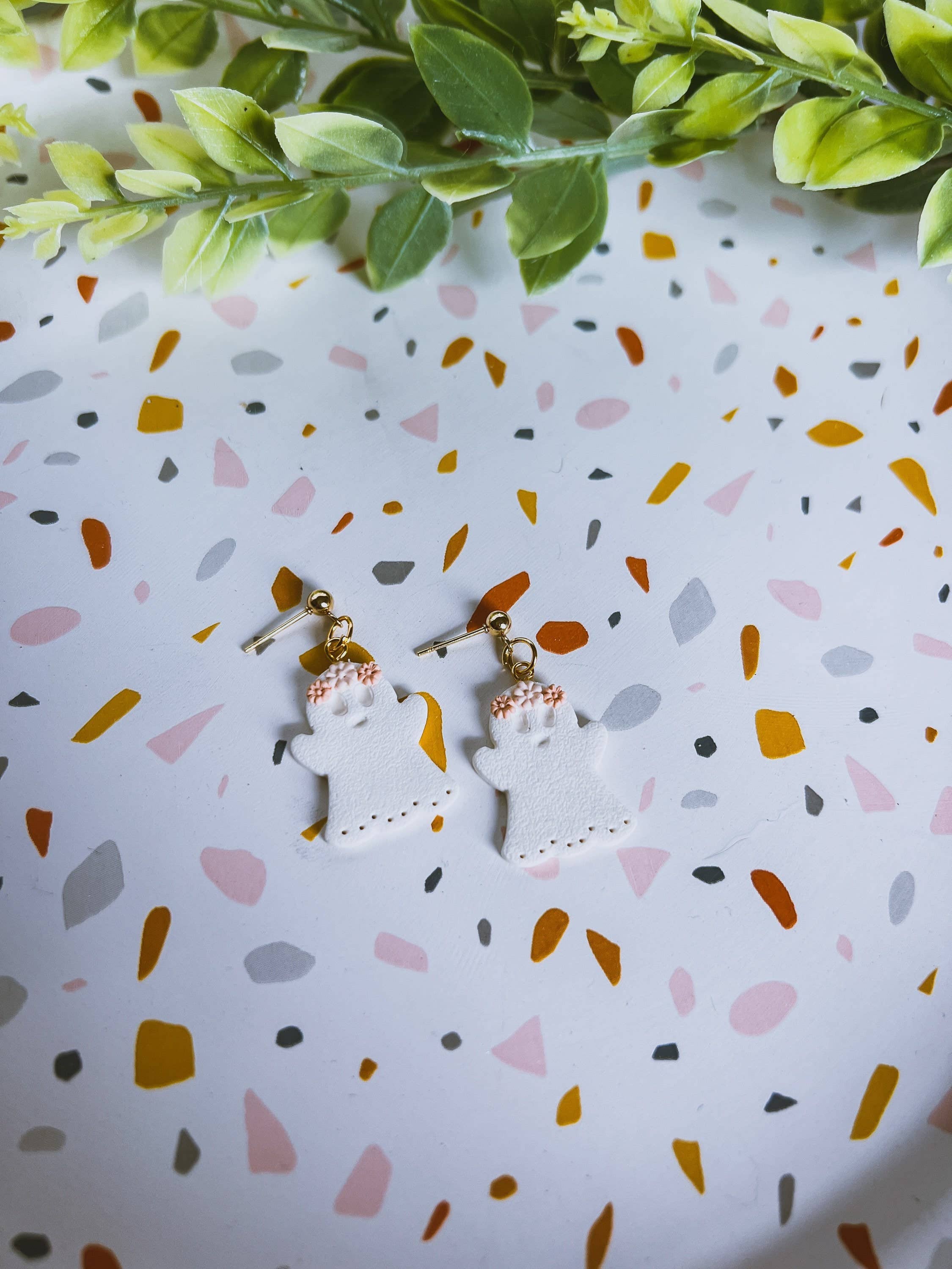 Belu Designss - Vendita all'ingrosso Orecchini pendenti - Graziosi orecchini in argilla polimerica con fantasmi bianchi1