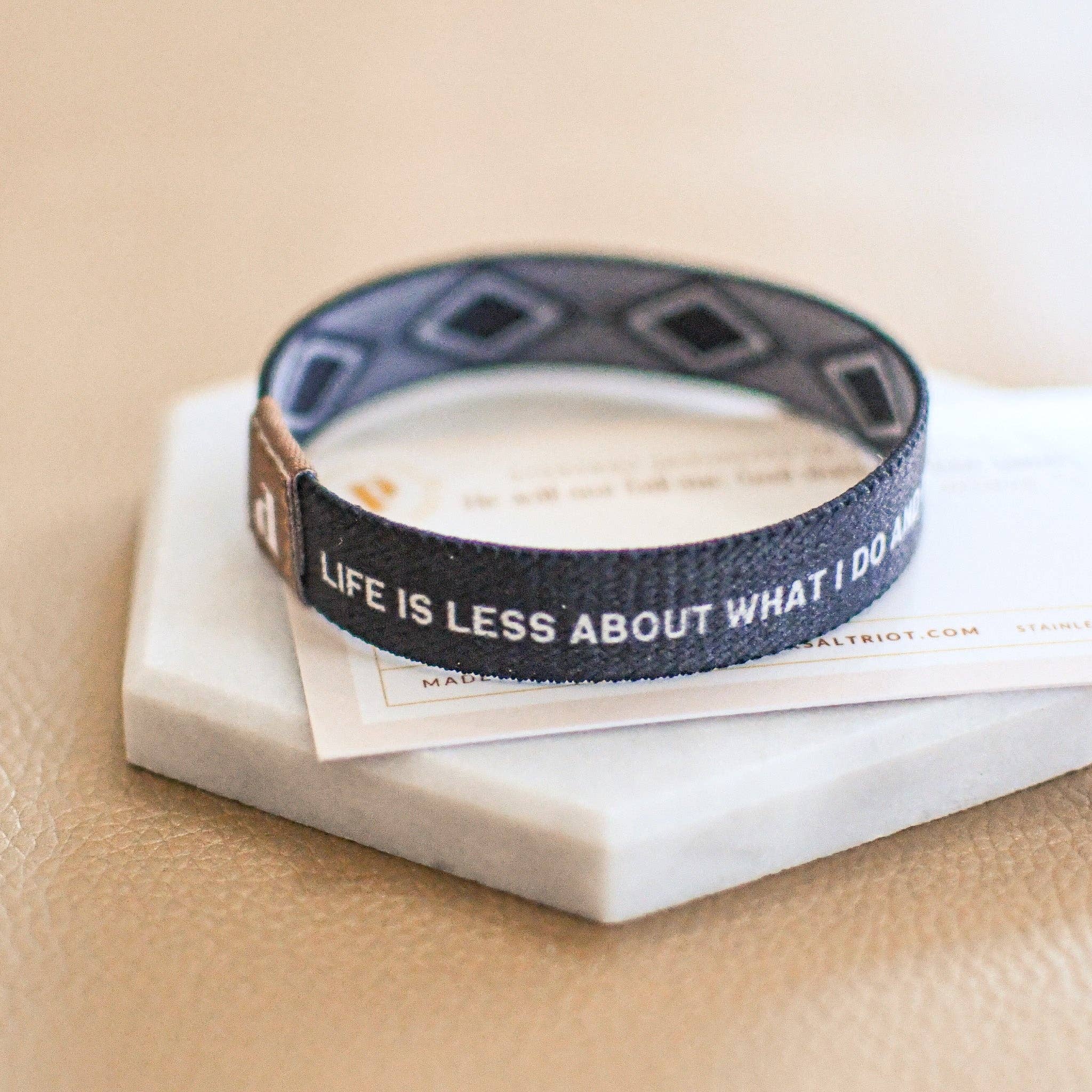 Pink Salt Riot – wholesale Vävt/flätat armband – Livet handlar om Gud Svart elastiskt armband6