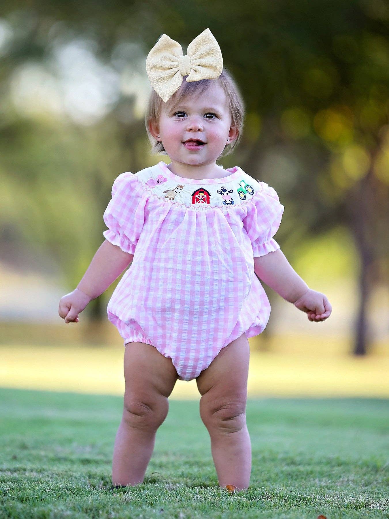 Rylee Faith Designs – Engroshandel Romper - Baby – Farm Pink Smocking Broderet Romper til piger1