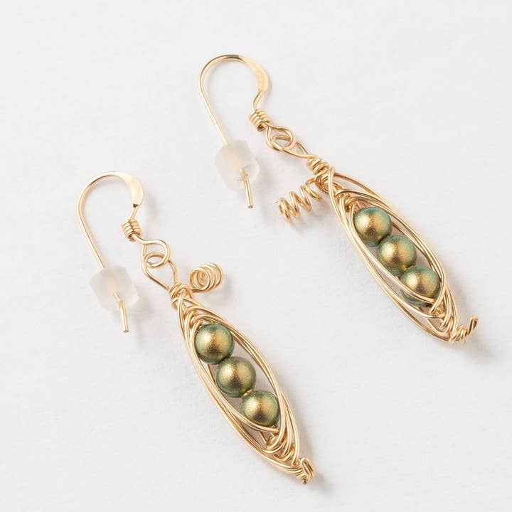 Boucles d'oreilles gousses de pois en or pour la vente par Clara's Pearl
