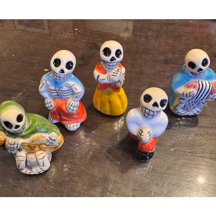 Kleine handbemalte Keramikskelette, Peru für den Großhandel von Tesoros Trading Company