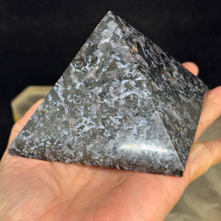 The 7 Directions – Engroshandel Spirituelle sten og krystaller – Indigo Gabbro pyramide energicenter F16D2