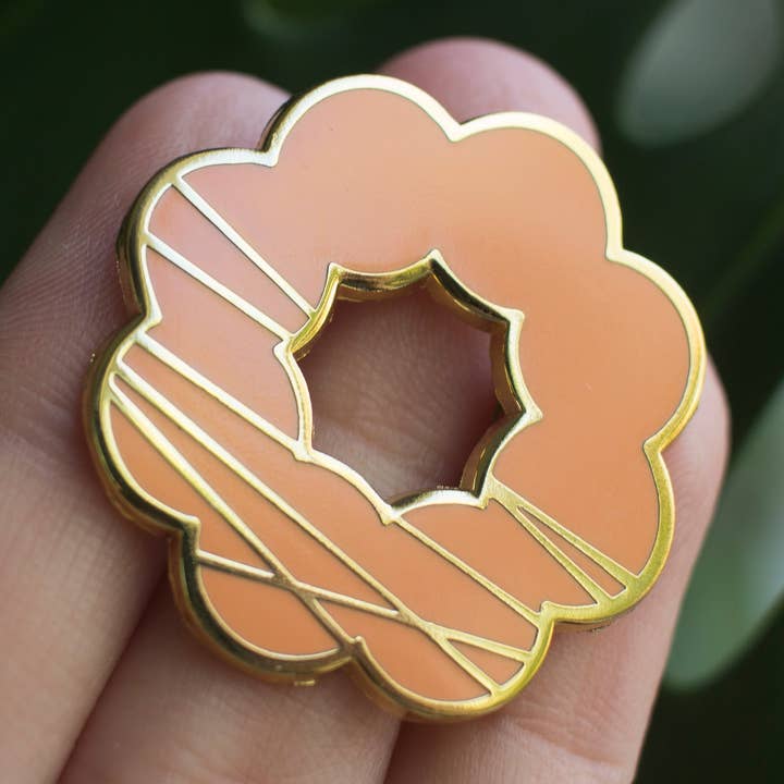 Spilla smaltata Mochi Donut per la vendita all'ingrosso da parte di Kela Designs