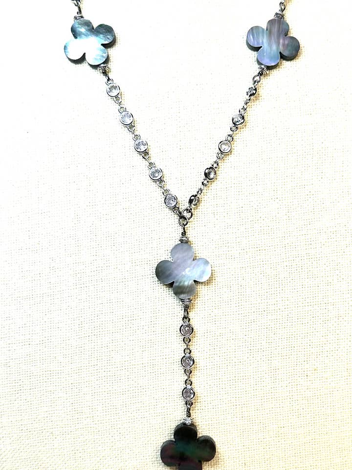 Mother of Pearl Daisy „Y” halsketting - grijs en zilverkleurig kristal voor wholesale door Suzy T Designs