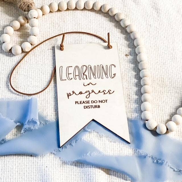 The Joyful Bee Co – wholesale Dörrhängare – Lärande pågår dörrtagg0