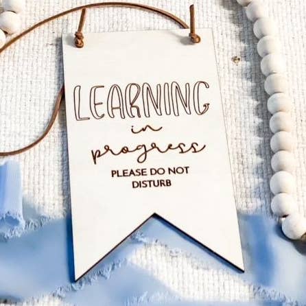 The Joyful Bee Co – wholesale Dörrhängare – Lärande pågår dörrtagg0