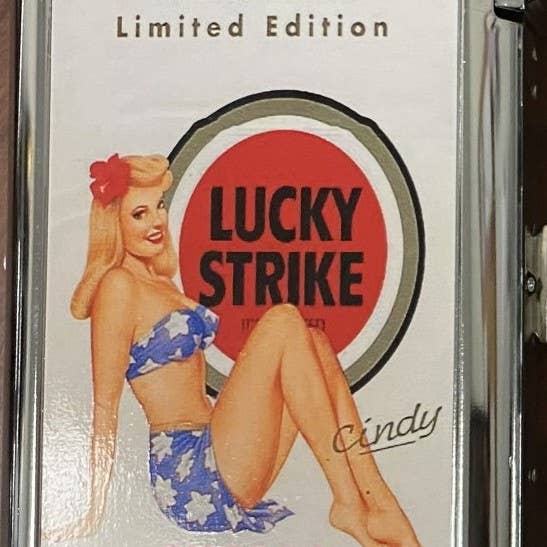Étui à cigarettes Lucky Strike Pin-up avec briquet butane intégré pour la vente par Lighter King