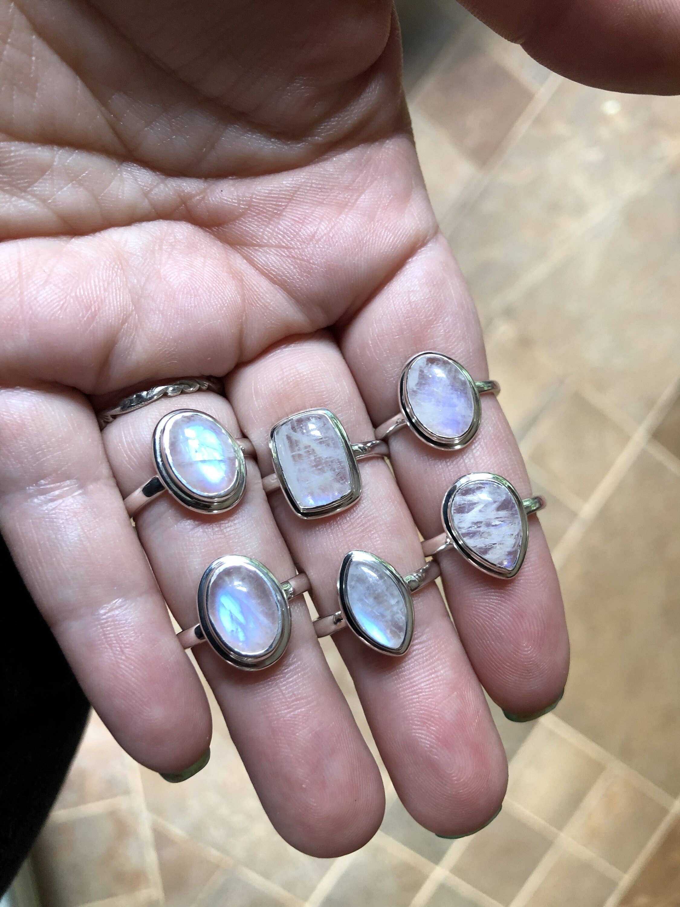 Farmhouse Moon - Vente Bague de cocktail/de cérémonie - Bague tendance en argent sterling arc-en-ciel Moonstone faite à la main9