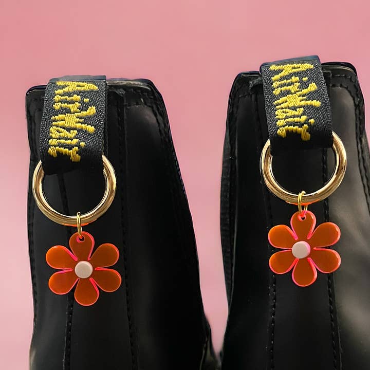 Par de encantos para botas Fluorescente Rosa Dainty Flowers por atacado de Cherry Moonlight Co