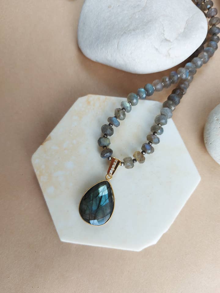 Collier en labradorite et diamants pour la vente par AVAASI