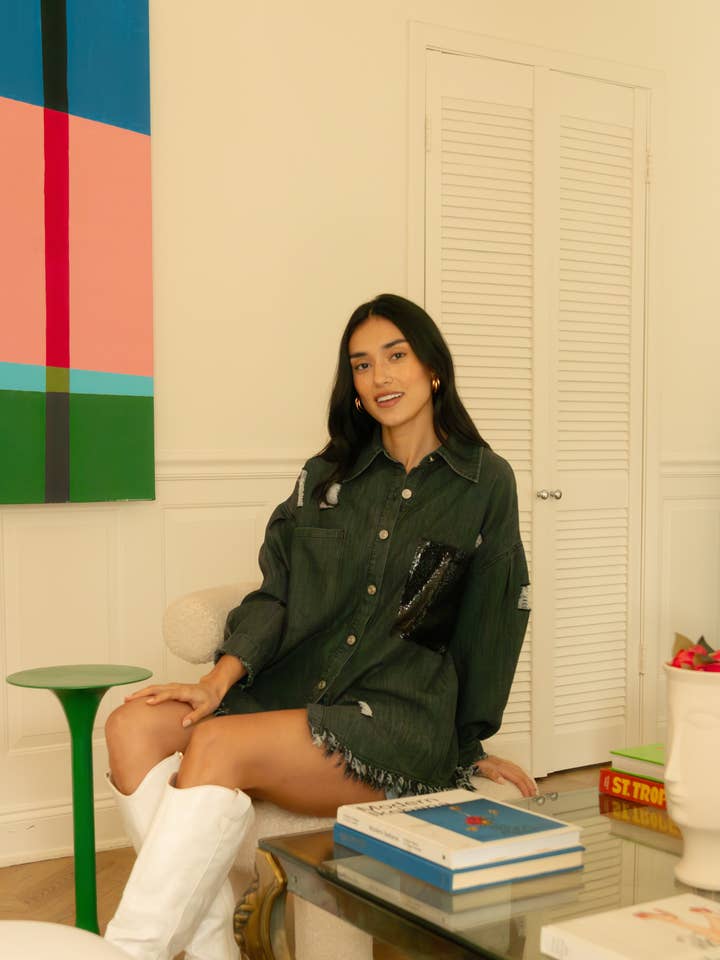 Chemise boutonnée en jean délavé avec poche à paillettes pour la vente par Before You Collection