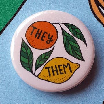 Zitruspronomen Pin Abzeichen They/Sie für den Großhandel von O What A Feeling | Textile & Paper Goods Co.