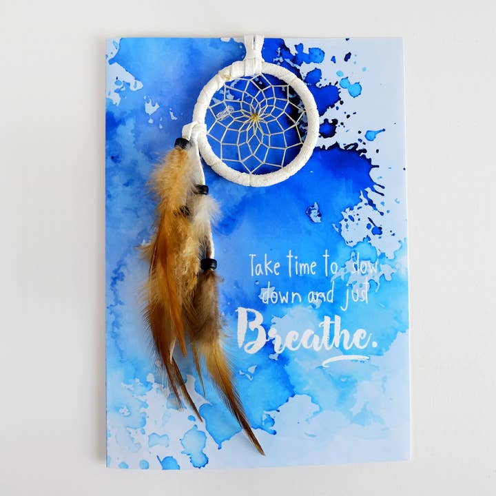 Tarjeta de felicitación con texto «Breathe» con atrapasueños de 1,5 pulgadas para venta al por mayor de Monague Indigenous Crafts & Gifts