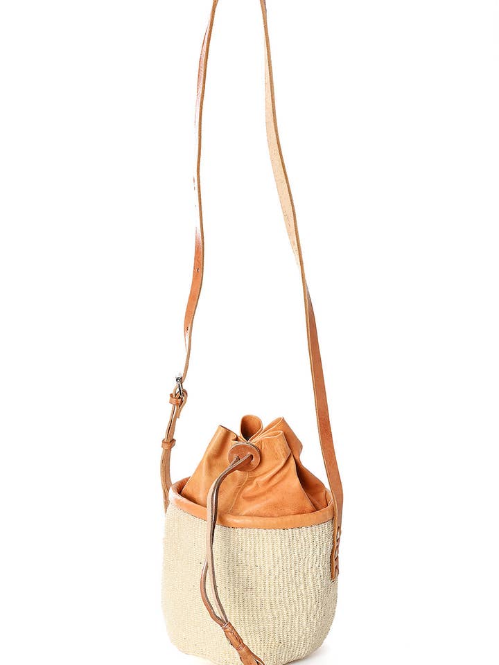 Petit sac blanc en sisal avec fermeture en cuir pour la vente par Swahili | AFRICAN MODERN
