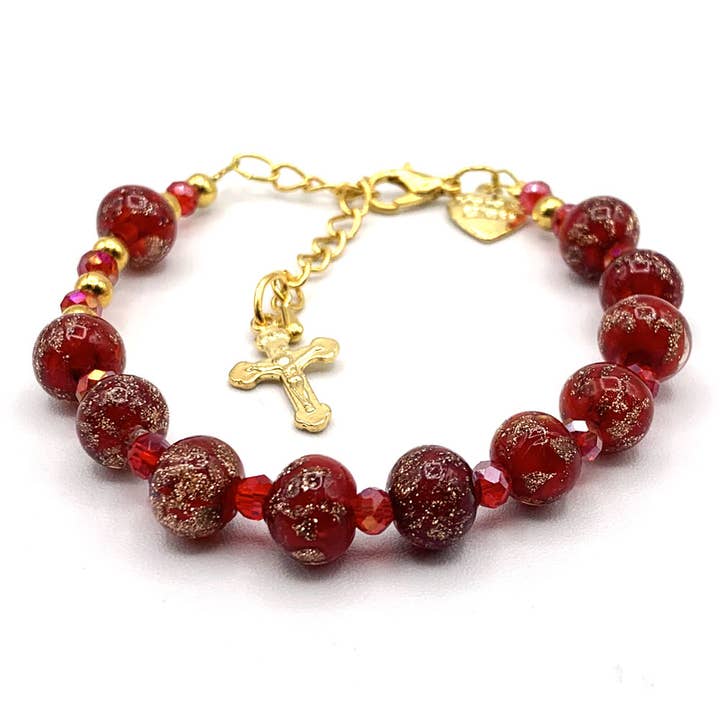Bracelet en verre de Murano, crucifix doré et perles rouges pour la vente par RM Trading
