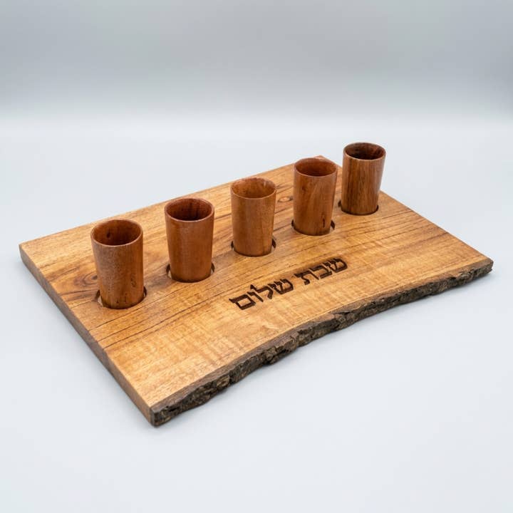 Shabbat Shalom — set med kiddushkoppar i akacieträ för wholesale av Mazal By Sara