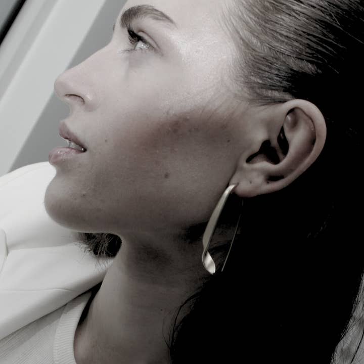 Dansk Copenhagen – Engroshandel Hængeøreringe og creoløreringe – Tara IN:STORE Swirl Earring Silver Plating