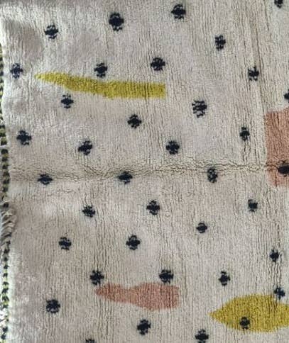 BohoVibeCraft – Großhandel Teppichvorleger – Abstrakter marokkanischer Wollteppich mit Paillettenfransen | Boho-Dekor3