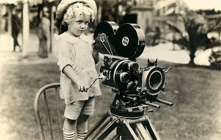 Found Image Press - Vendita all'ingrosso Stampa artistica - Stampa d'Arte PH-70 Bambino con Macchina da Presa Vintage