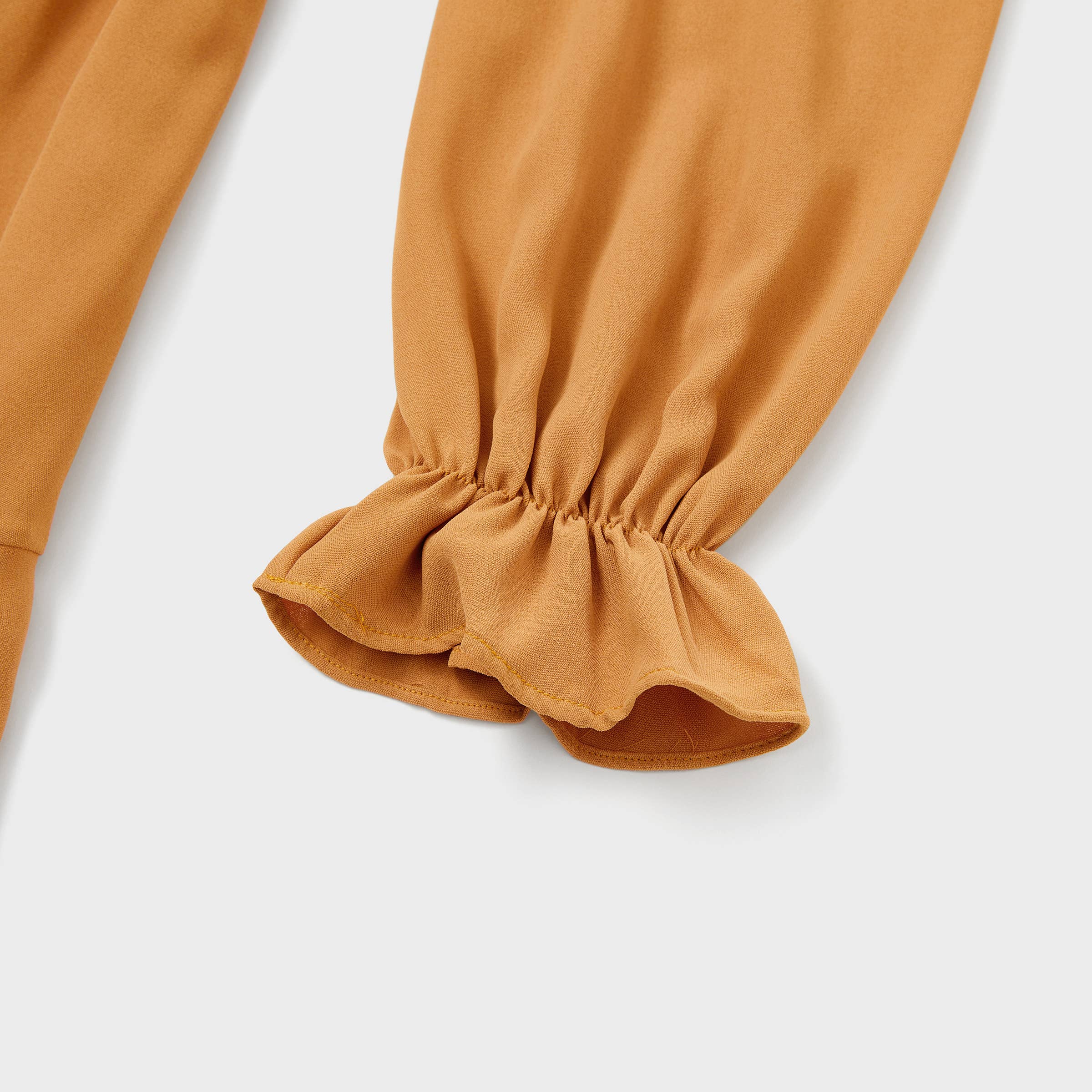 Brun Familjens matchande plagg: långärmad pikétröja och klänning med volangkant för wholesale på Faire22