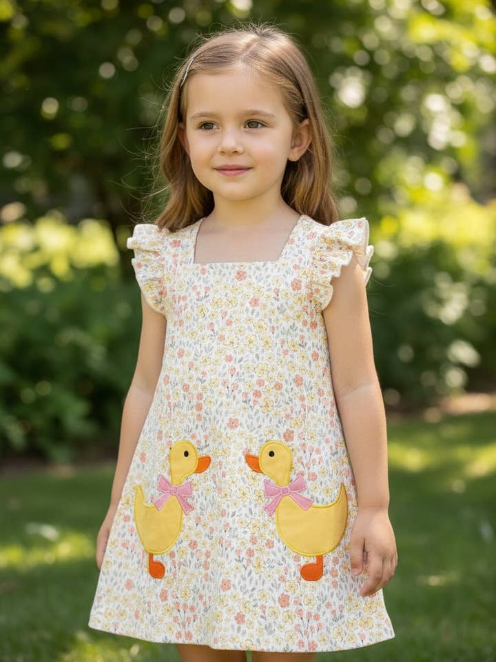 Imprimé floral sur tissu côtelé avec application de canard. DRG60194 JEAN pour la vente par Kids Charm Online