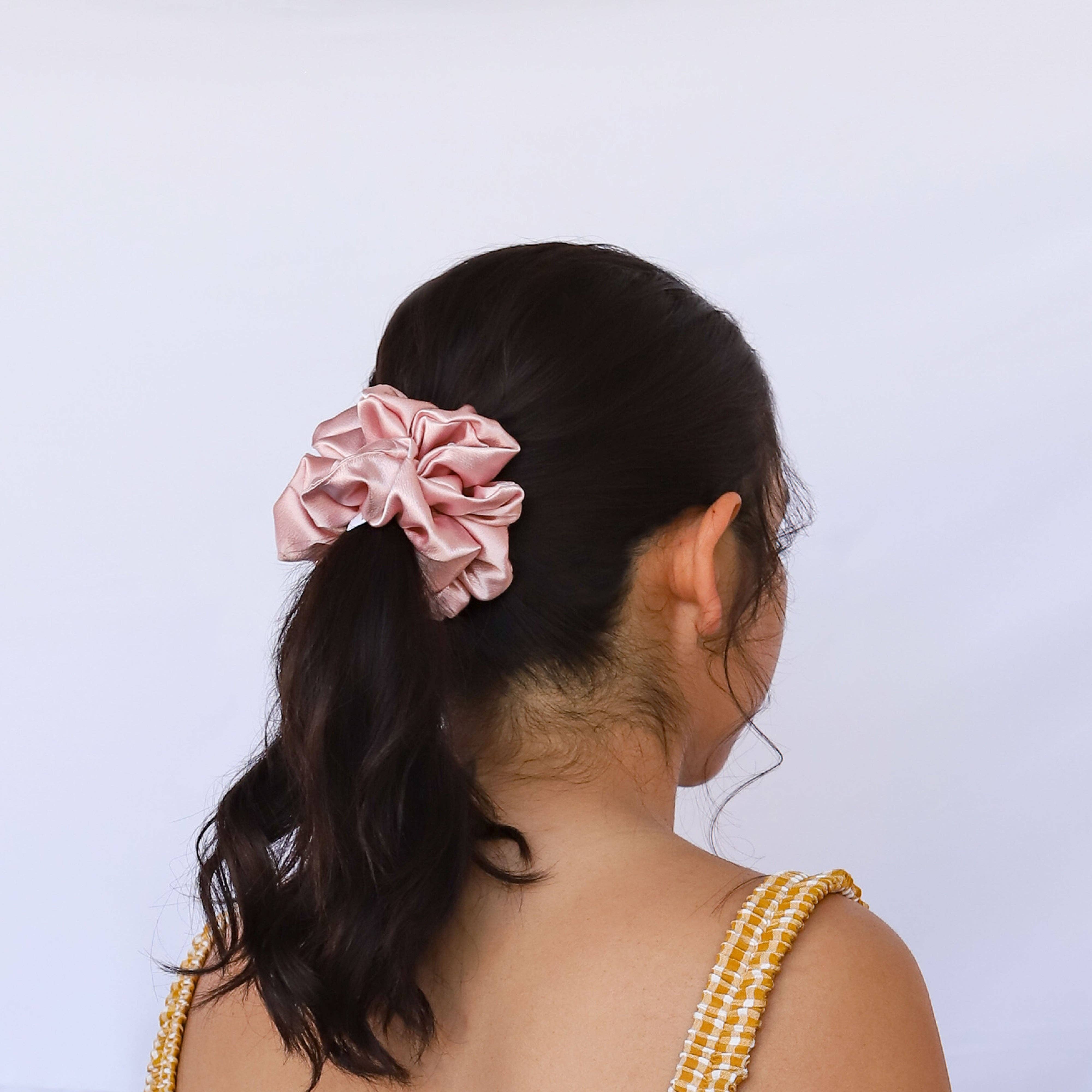 Wild Rose Accessories - Venta al por mayor Coletero - Mujer - Scrunchie de raso rosa1