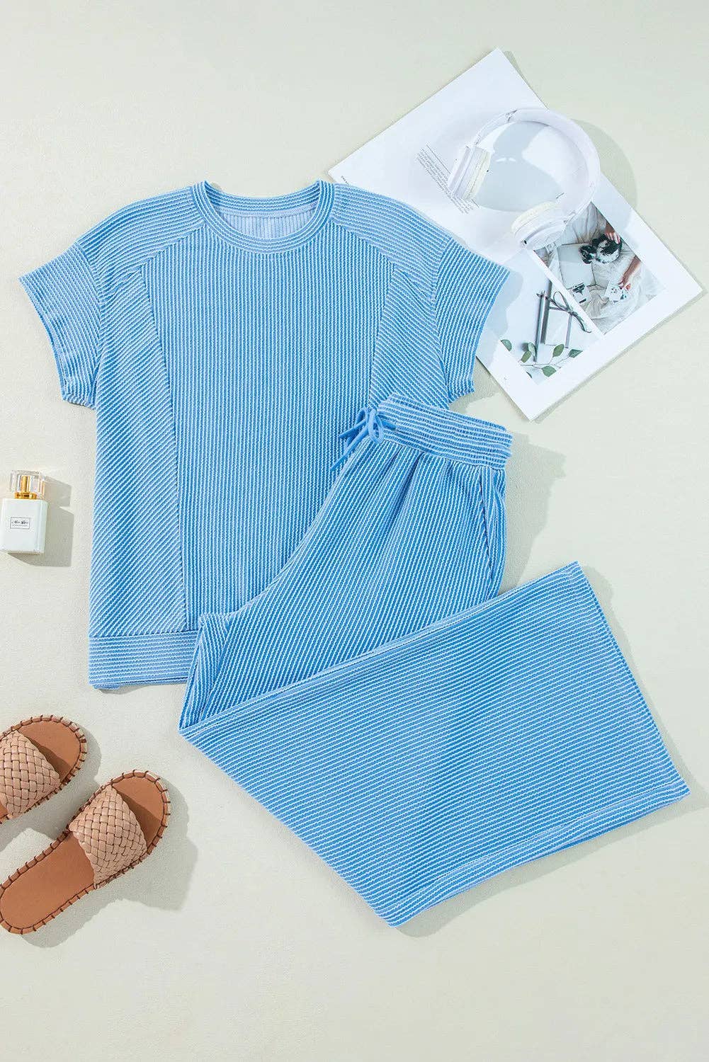 Lovesoft - Wholesale Set met top en broek (GEEN Loungewear) - Dames - Set van een effen gebreide T-shirt met korte mouwen en wijde broek.4