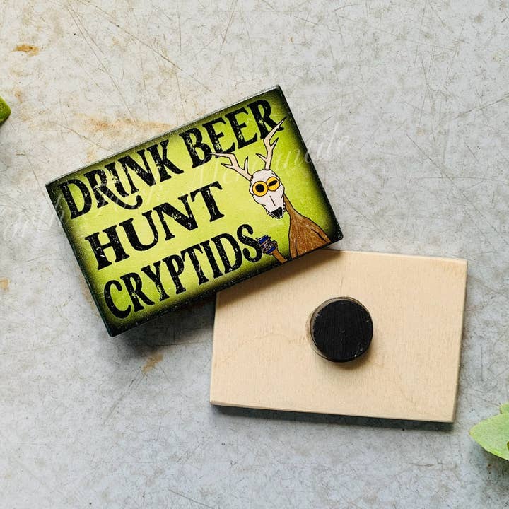 Boire de la bière, chasser des cryptides, aimant drôle, aimant de réfrigérateur pour la vente par North Fork Mercantile