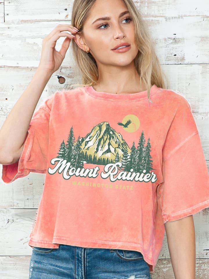 BT2591-CMT Femmes Mont Rainier Imprimé Graphique Minéral Crop To pour la vente par BouTeeQue Closet