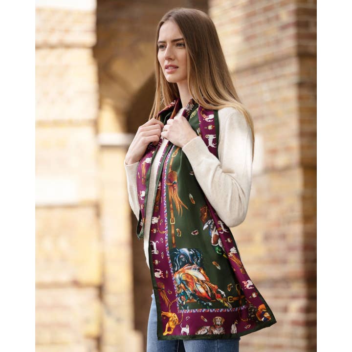 Écharpe en soie classique vert chasseur et bordeaux "It's a Dog's Life" pour la vente par Clare Haggas