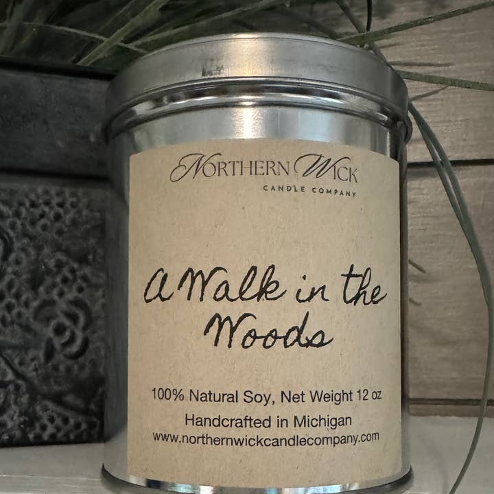 Kaars van 100% soja, 12 oz tinnen houten lont - Een wandeling in het bos voor wholesale door Northern Wick Candle Company