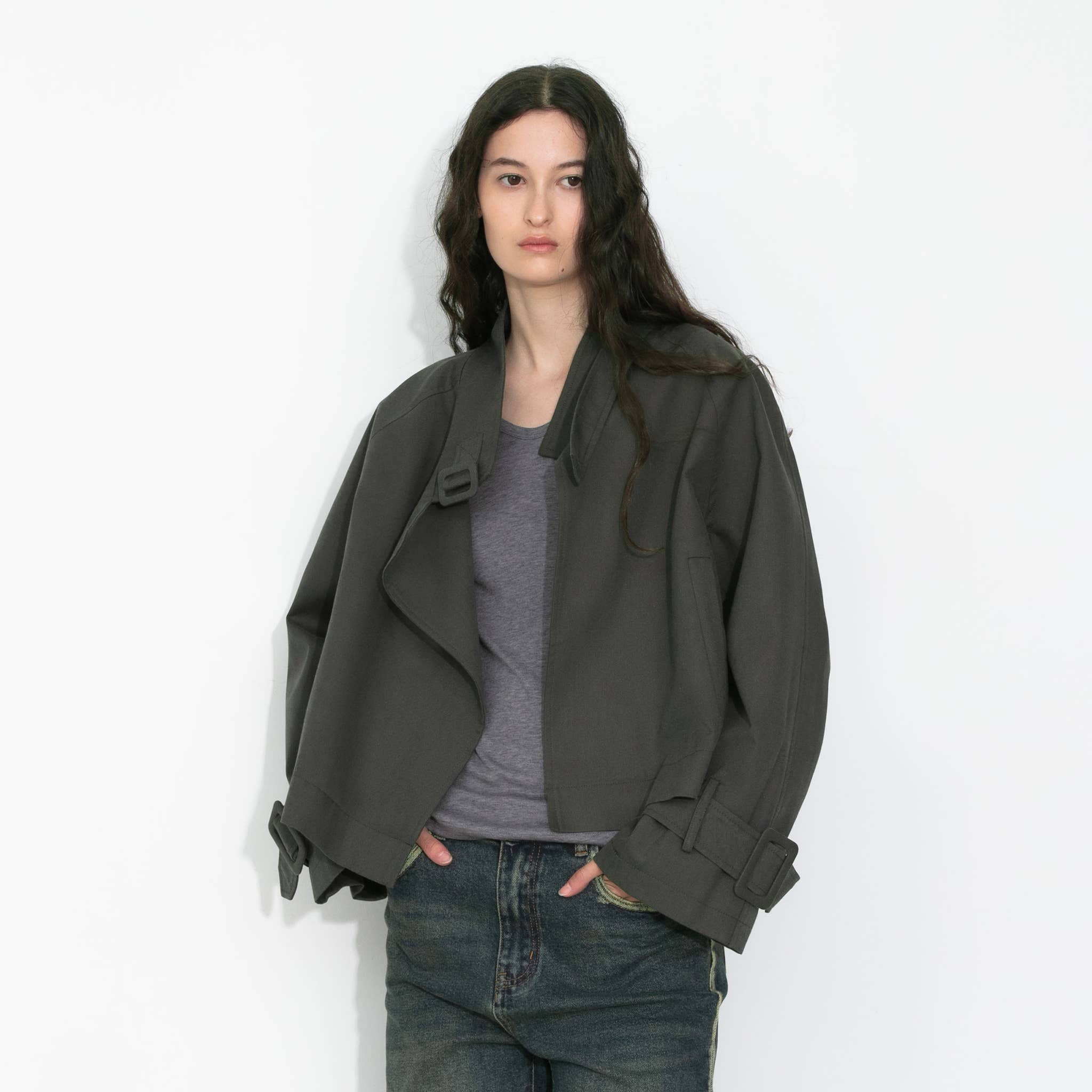 CUBIC – Großhandel Trenchcoat – Damen – Kurz geschnittener Trenchcoat mit Überlagerung vorne2