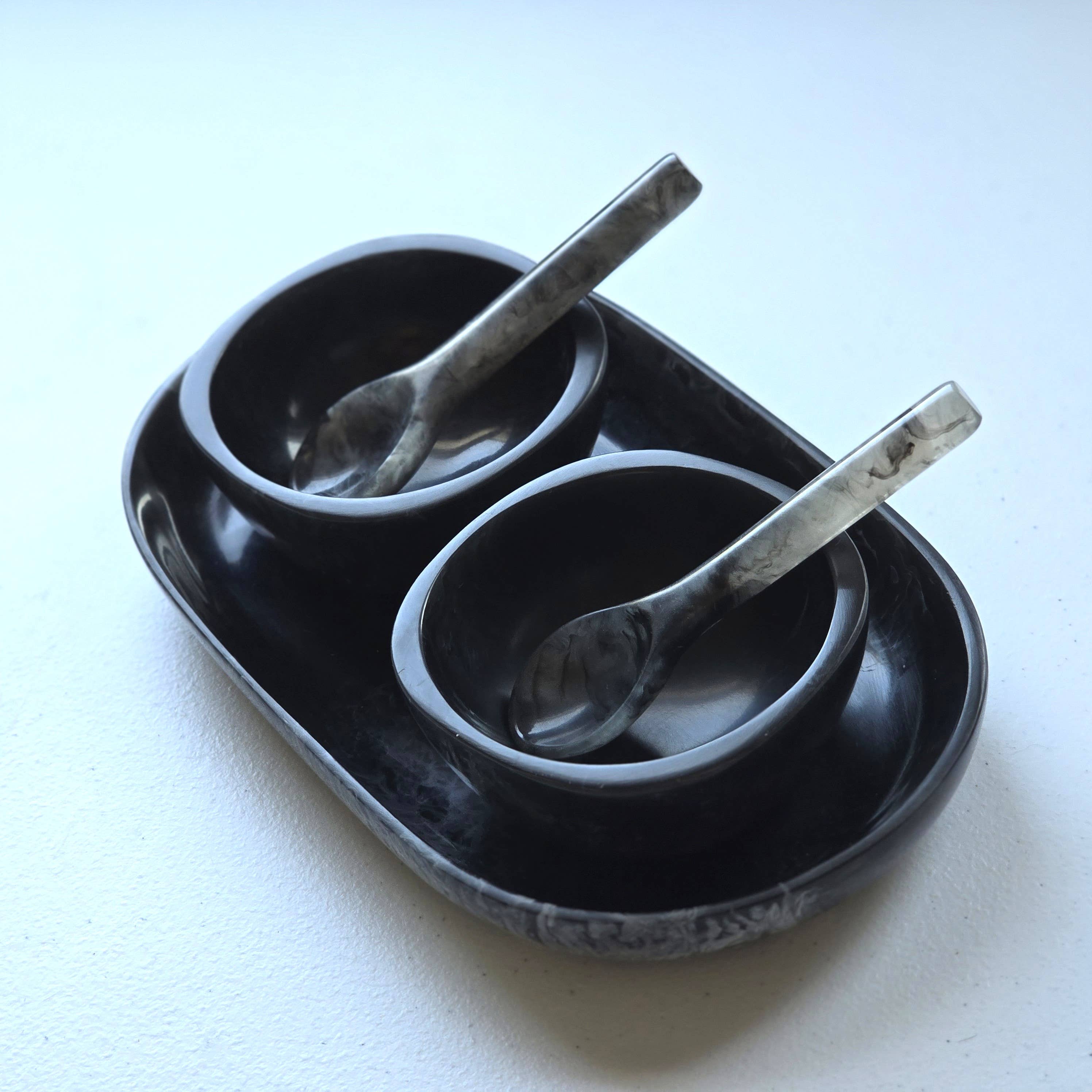 Gibb & Daan – Engroshandel Serveringsbakke – Lille serveringsbakke med 2 skåle og skeer - Håndhældt harpiks6